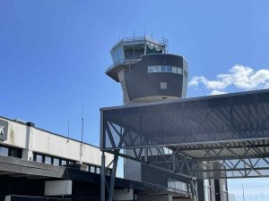 Et stort tår som er på flyplassen