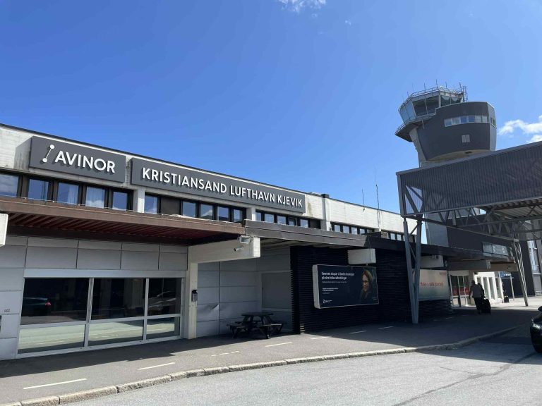 Et stort tår som er på flyplassen