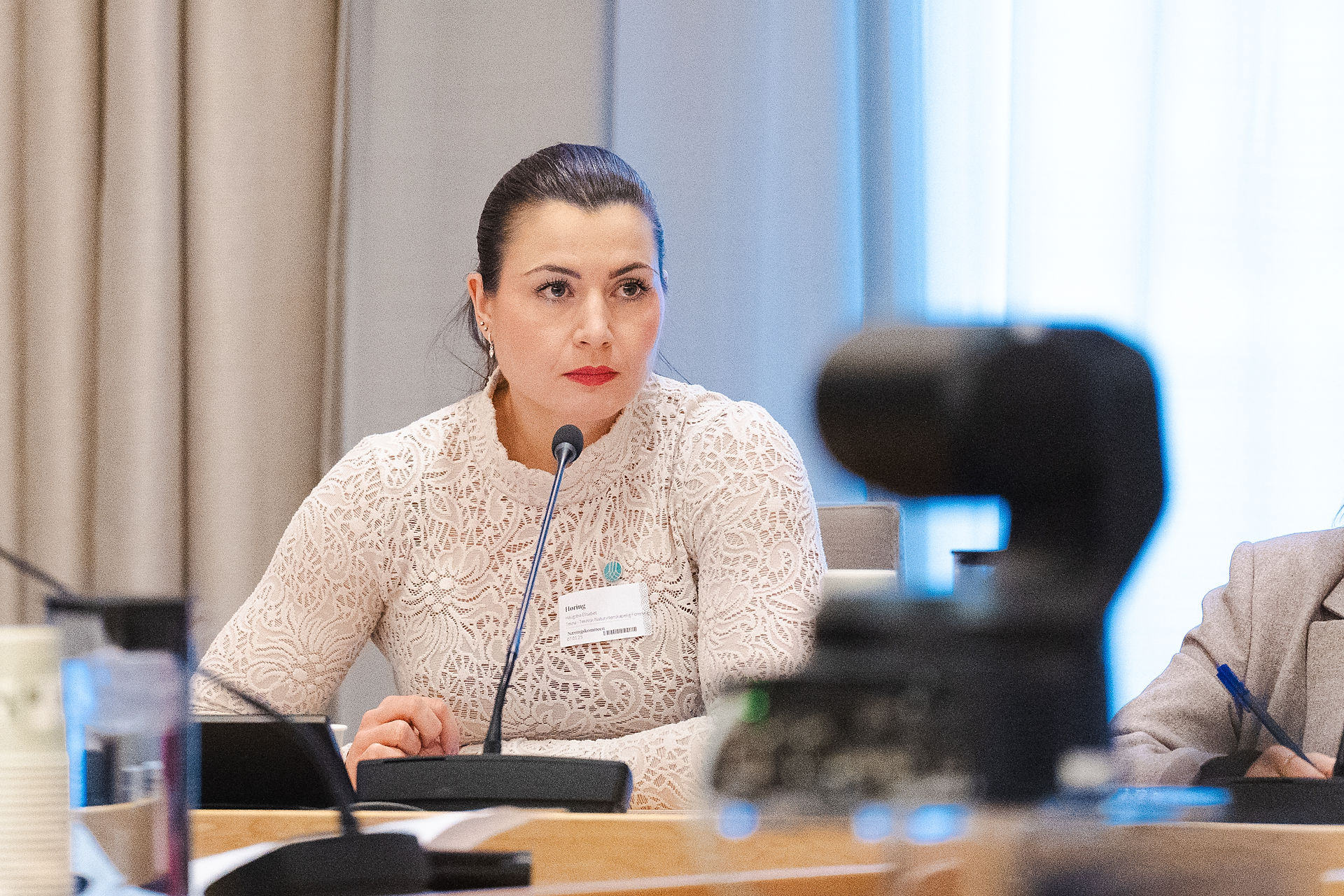 En kvinne som snakker i mikrofonen