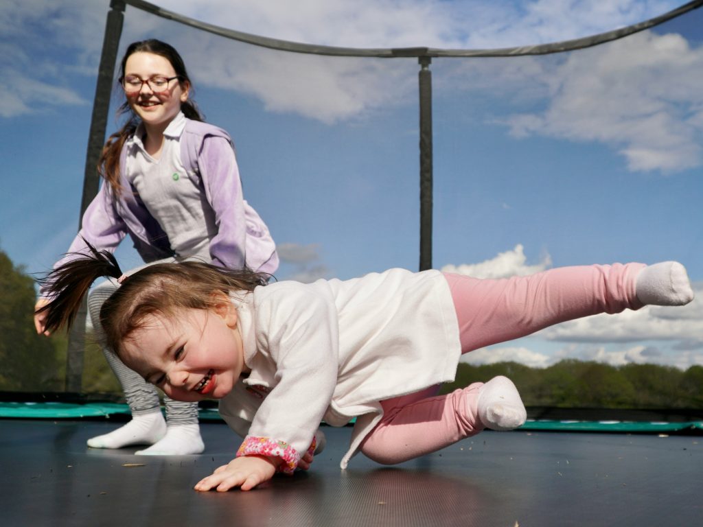 Barn som hopper på trampoline