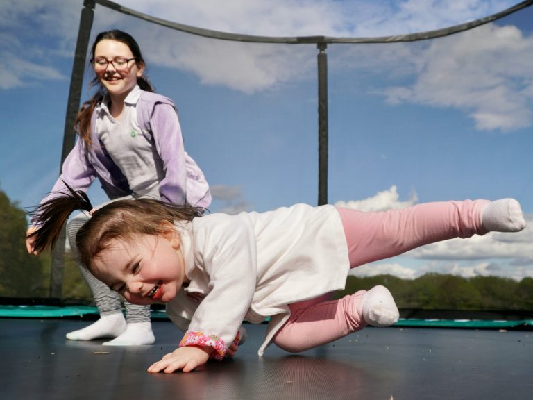 Barn som hopper på trampoline