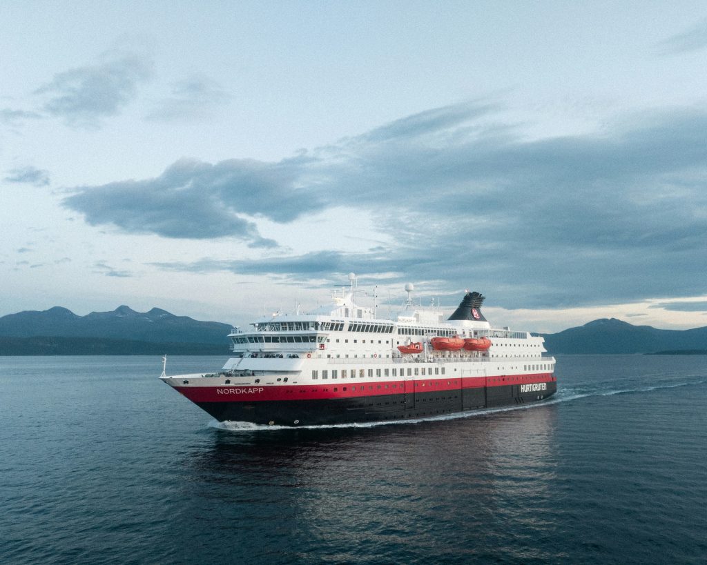 En stor cruisebåt
