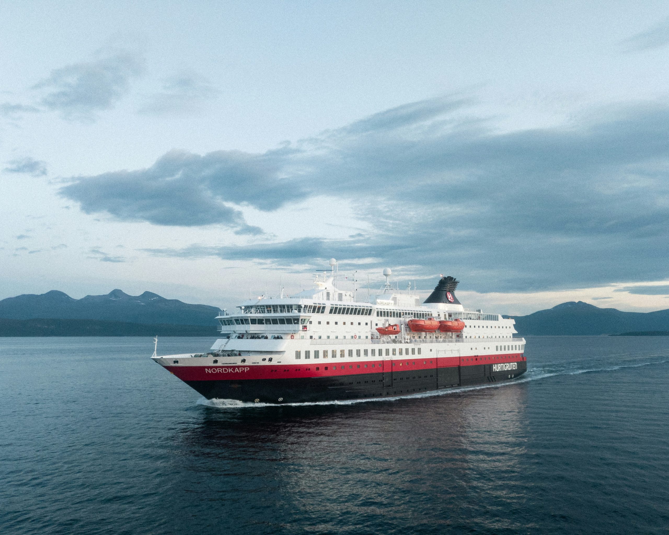 En stor cruisebåt
