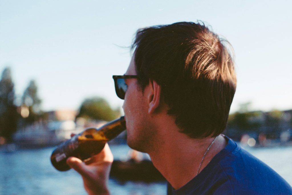 En mann som drikker alkohol