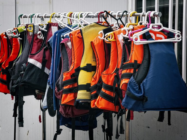 mange redningsvest hengende