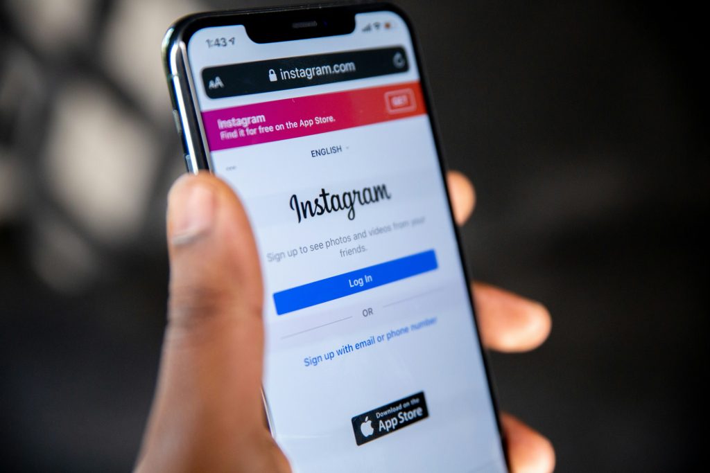 En mobil som viser Instagram