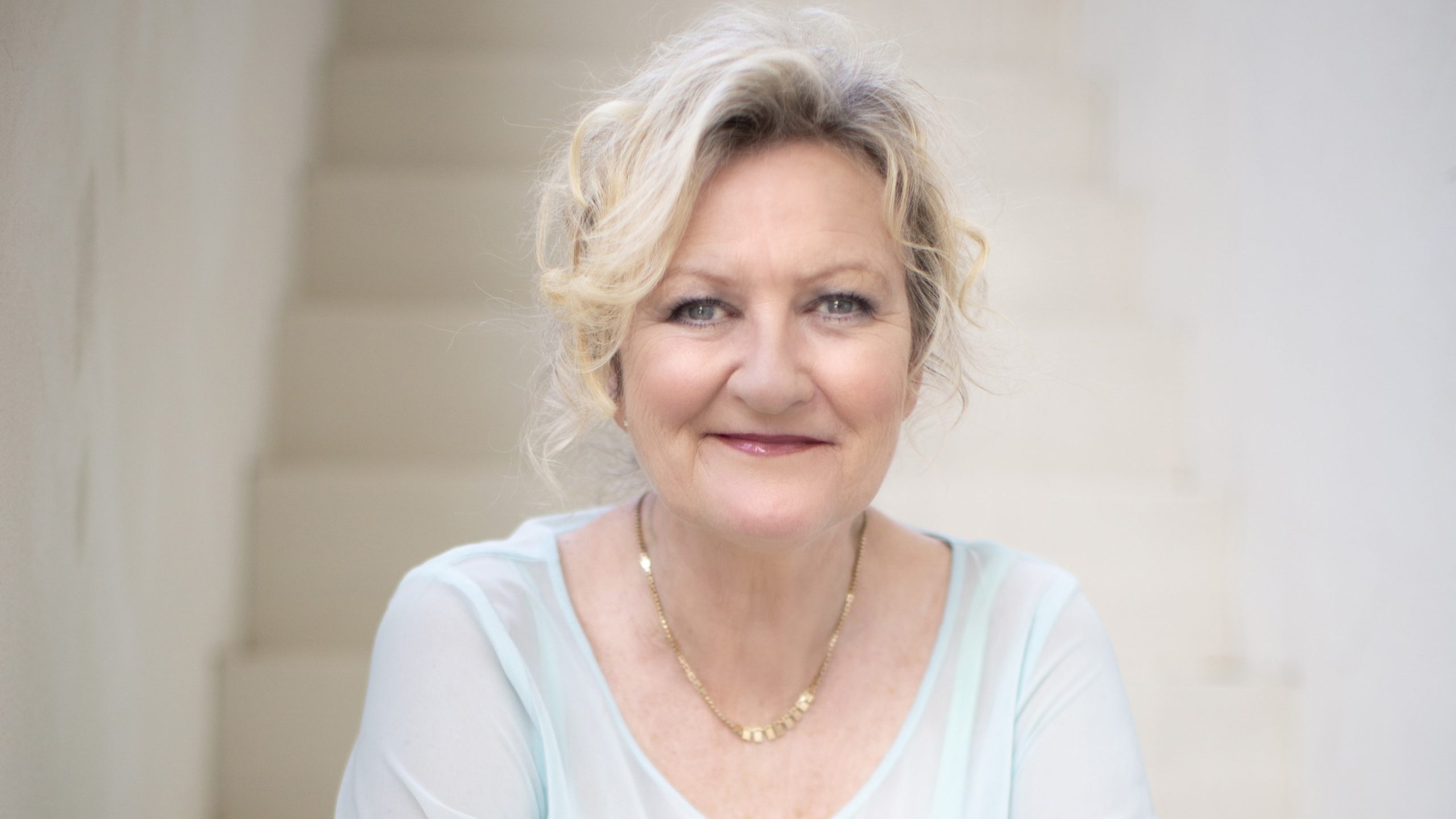 En kvinne som er veldig glad