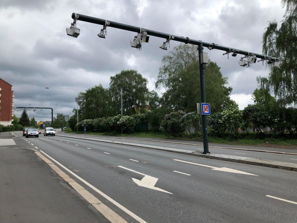 En vei med bomstasjoner