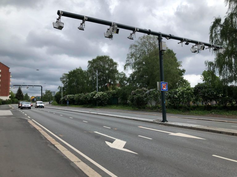 En vei med bomstasjoner