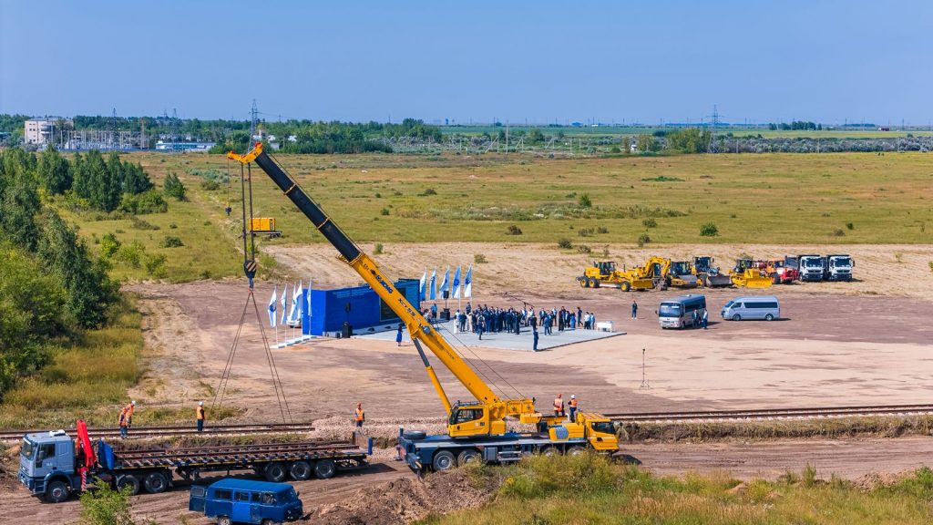 En stor gul krane som er over bakken