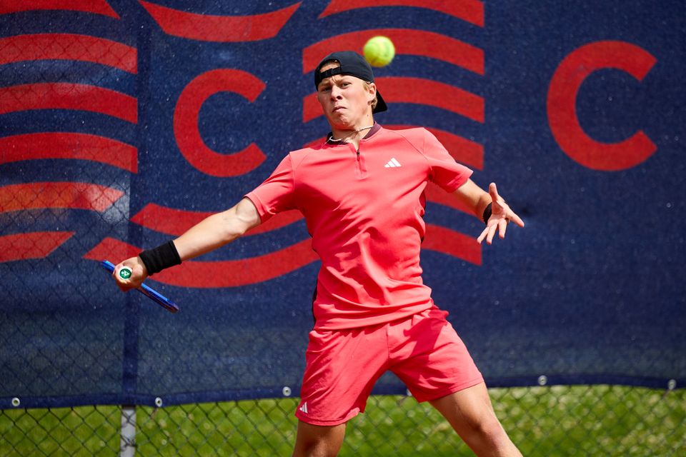 En mann som spiller tennis