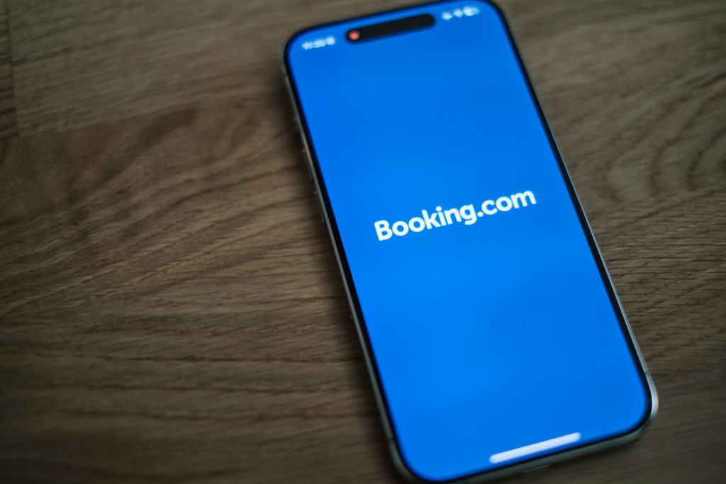 En mobil som viser Booking