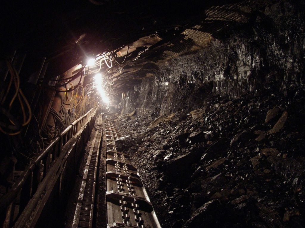 En svart tunnel med spor