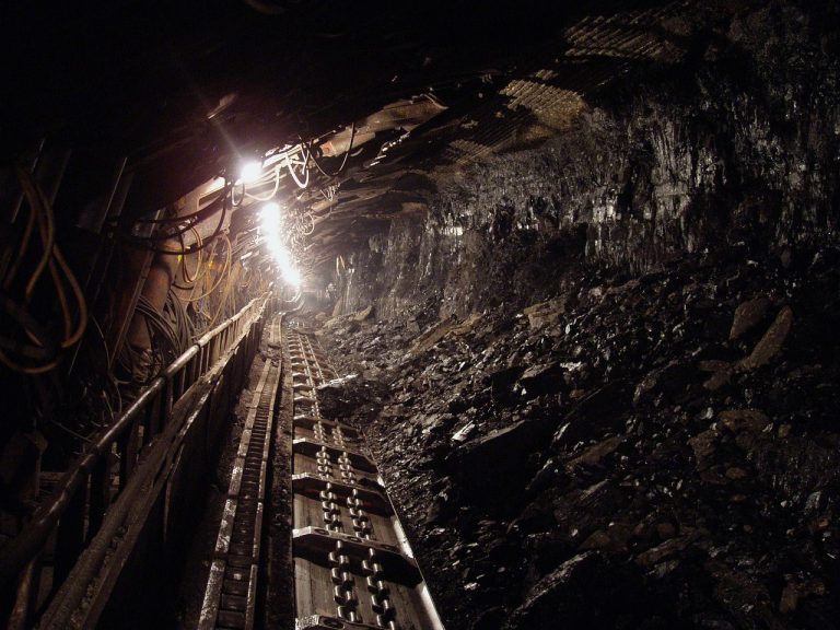 En svart tunnel med spor