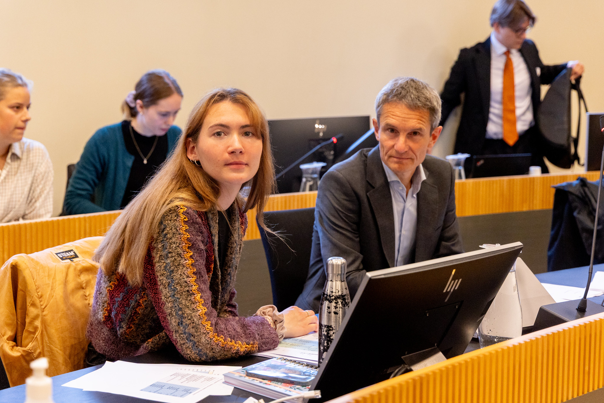 To personer som sitter i retten