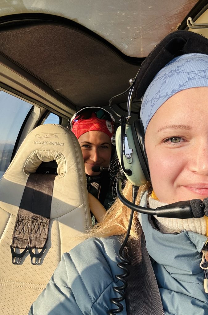 To kvinner som sitter i helikopteret.