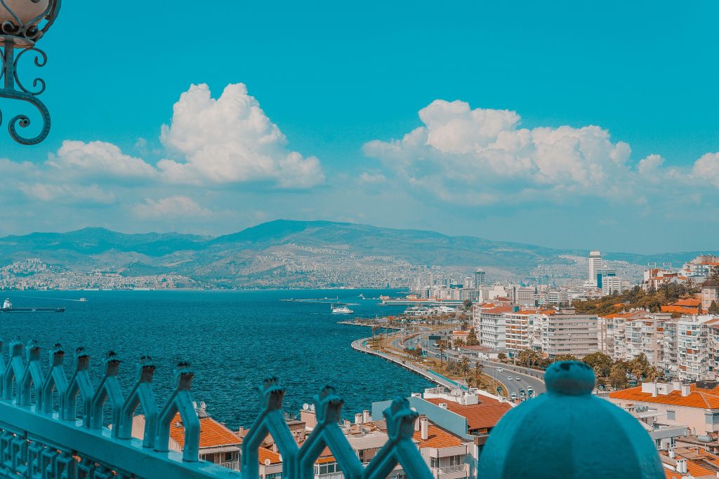 Byen Izmir ved blått hav