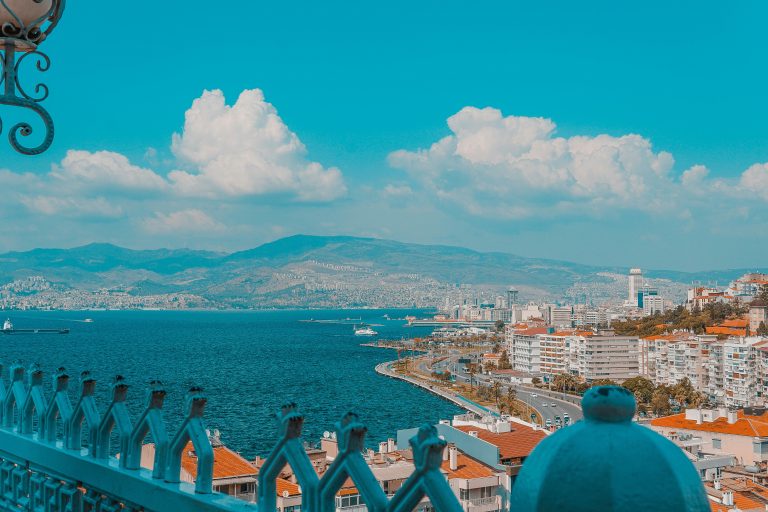 Byen Izmir ved blått hav