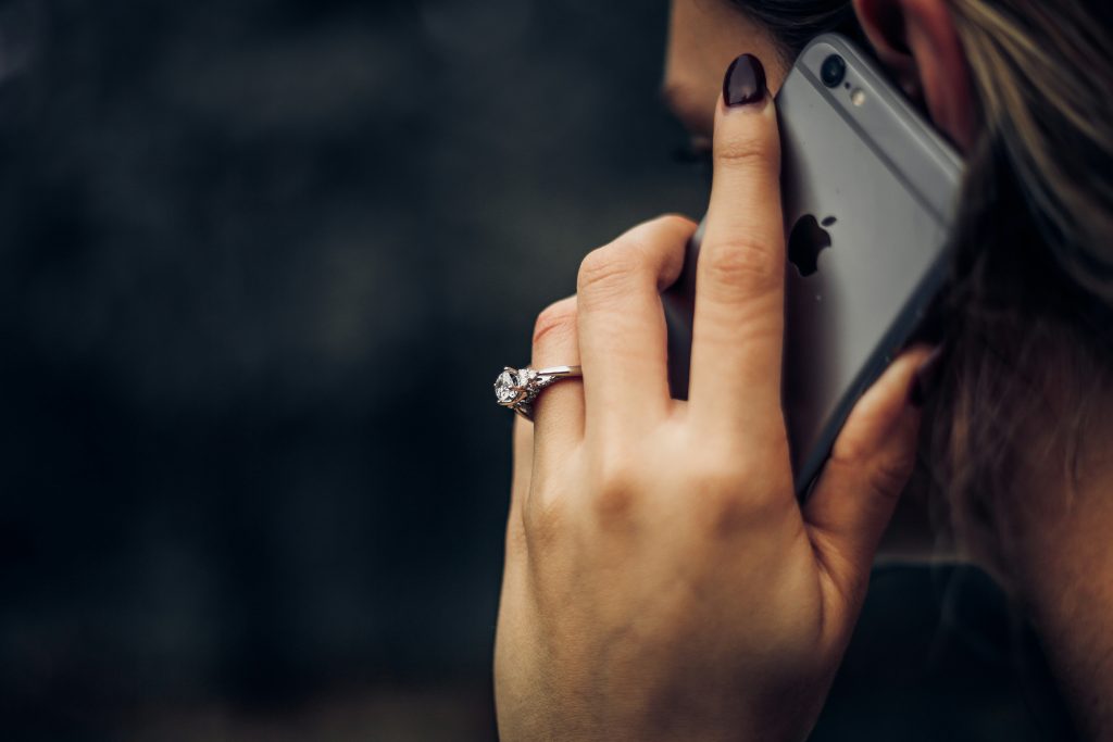 Telefonsamatale, en kvinne