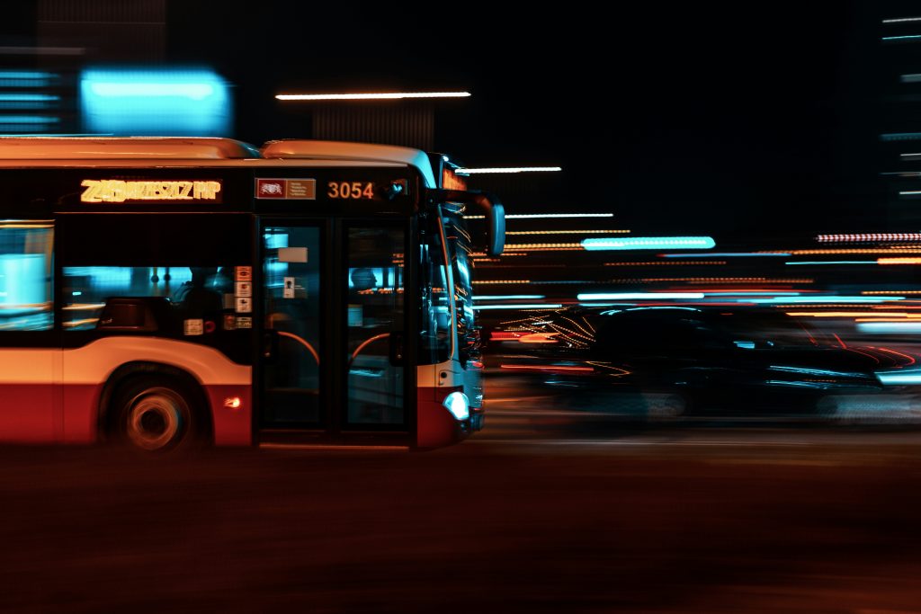 En buss som kjører i mørket