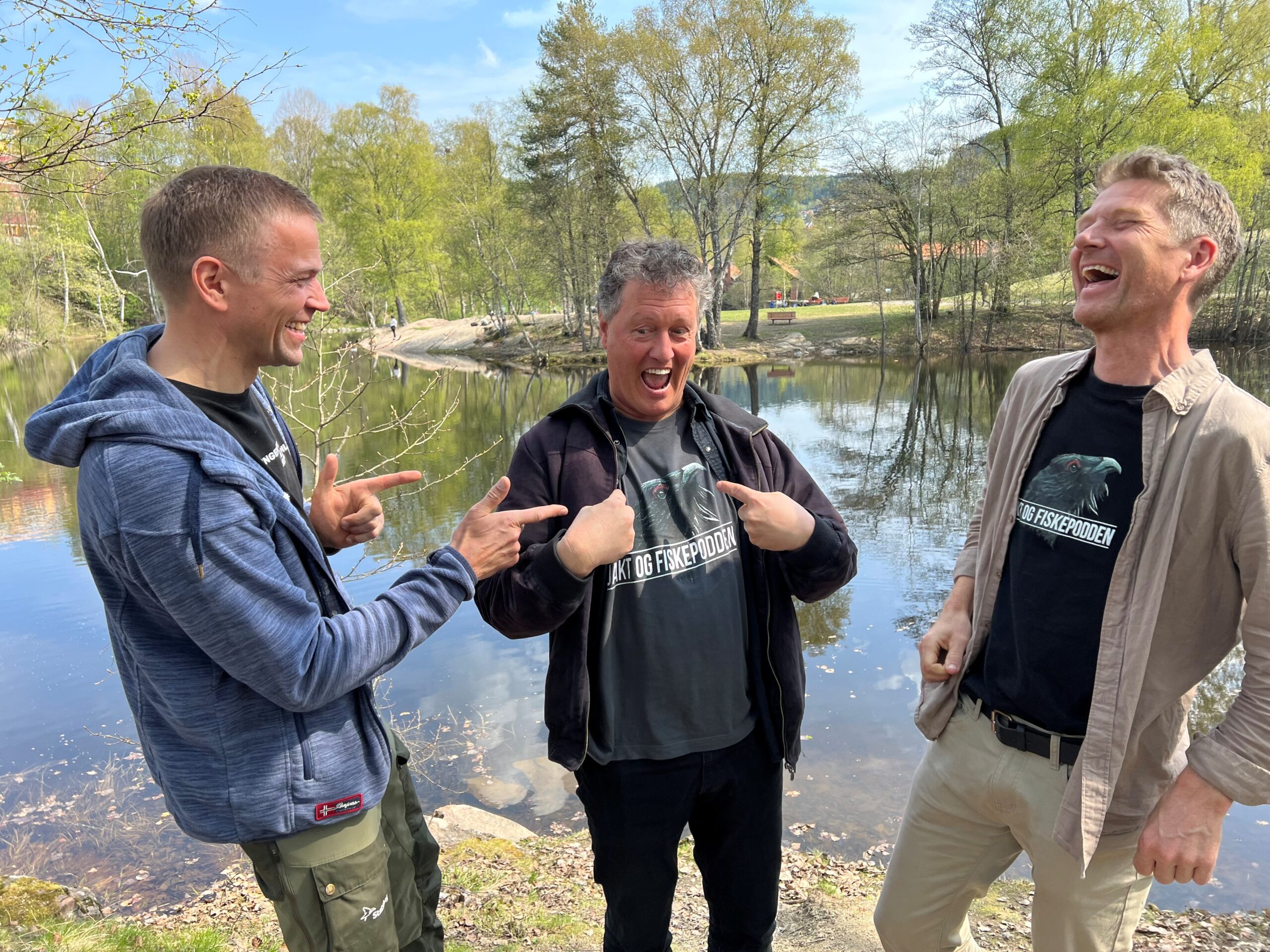 Tre menn som er glade og smiler