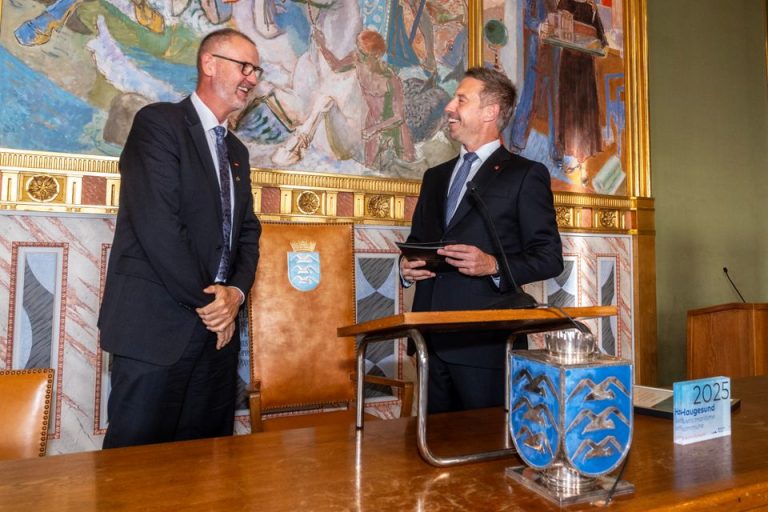 To menn som står