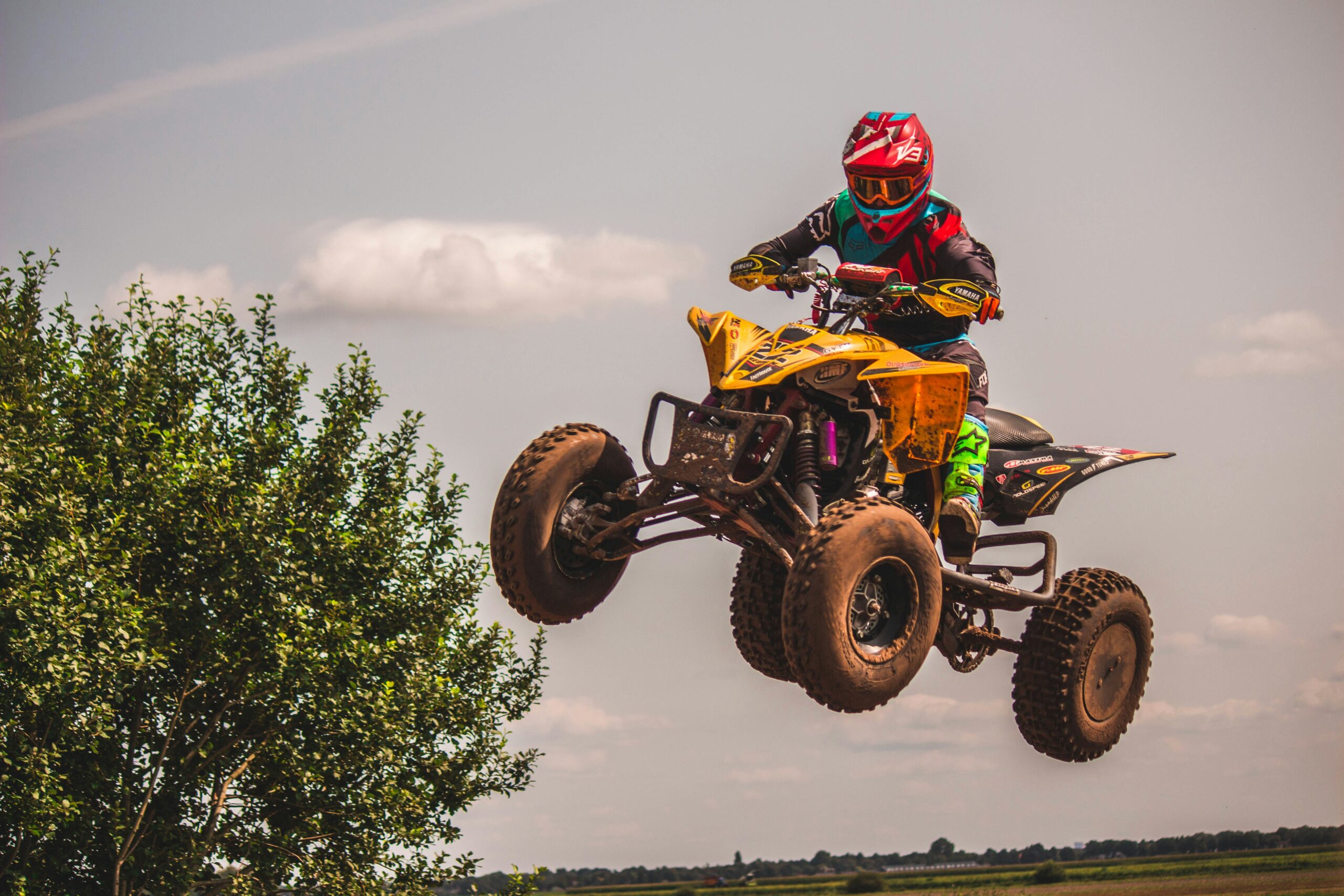 En person som driver med ATV