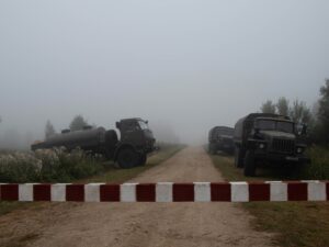En rekke biler og militær