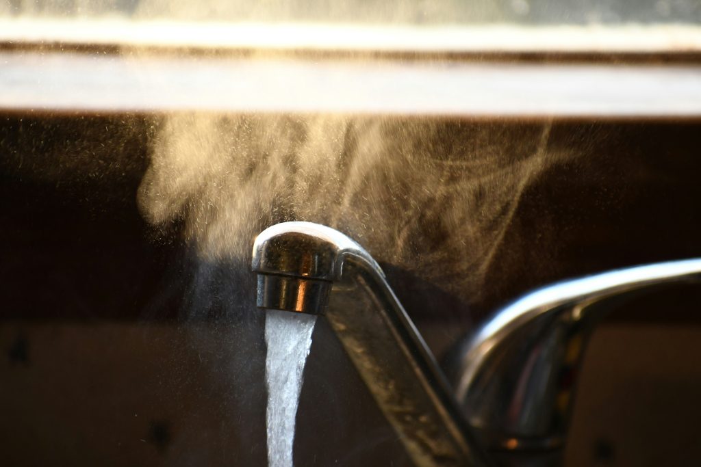 En krane som renner i vasken