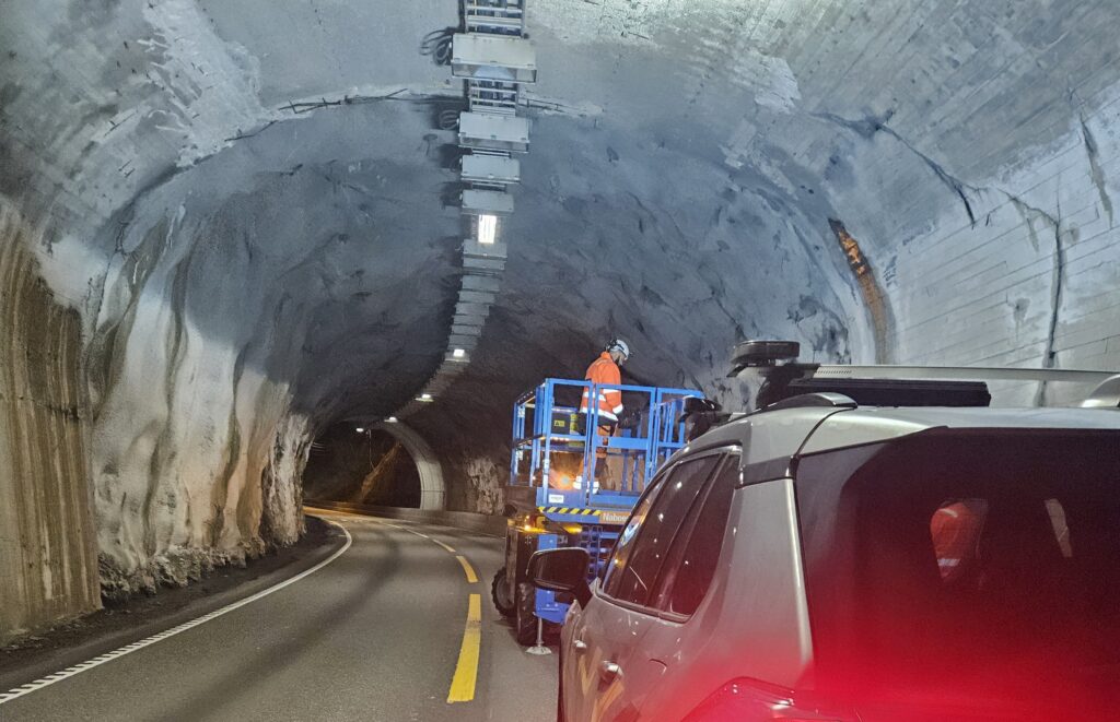 Mange biler som er i tunnelen