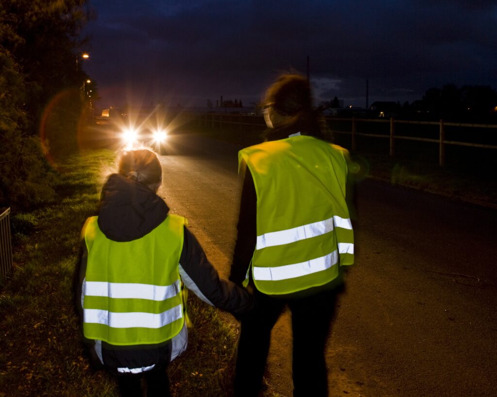 To personer som går med refleks