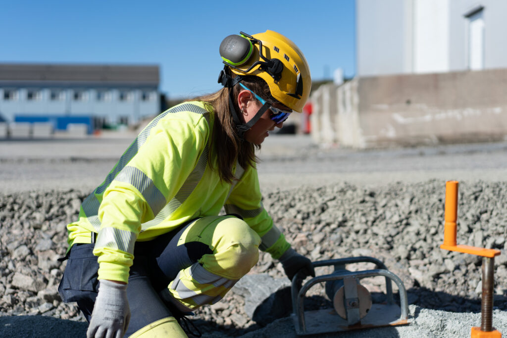 En kvinne som smiler