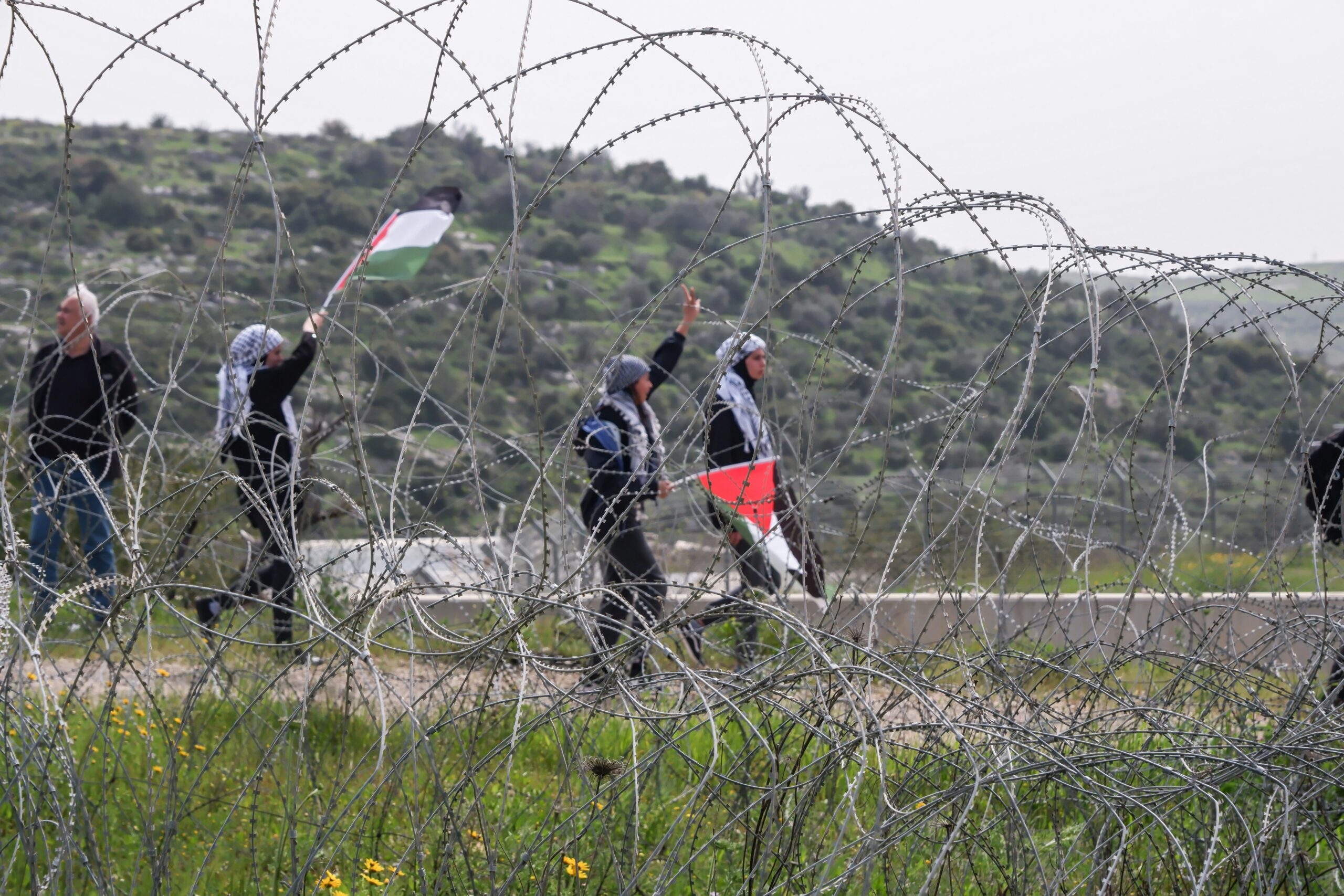Menn som flagrer med palestinsk flagg