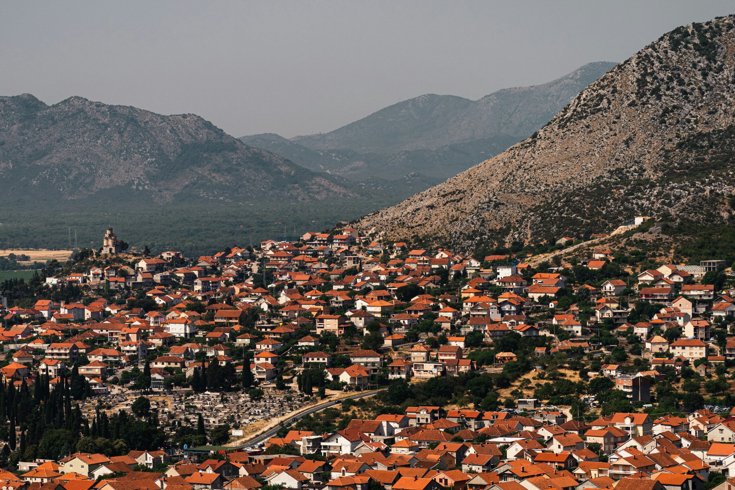 Landsbyen som ligger op Balkan