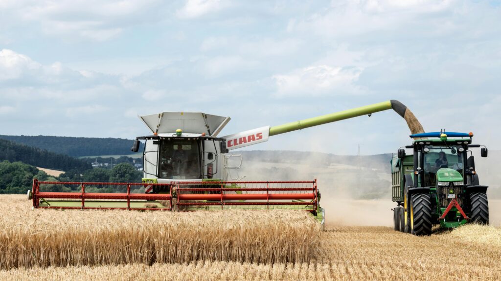 En traktor og en kornmaskin
