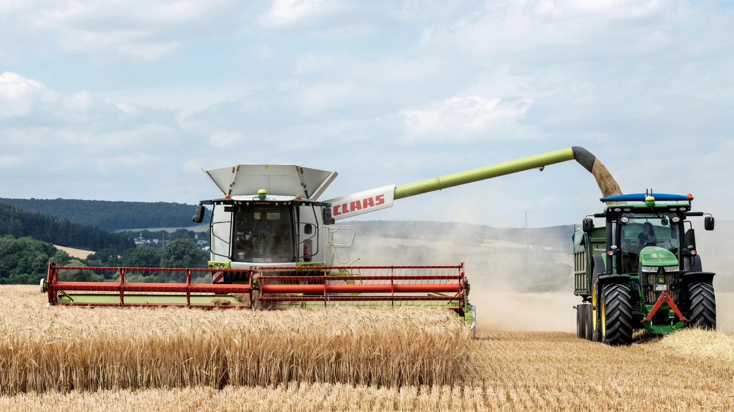 En traktor og en kornmaskin