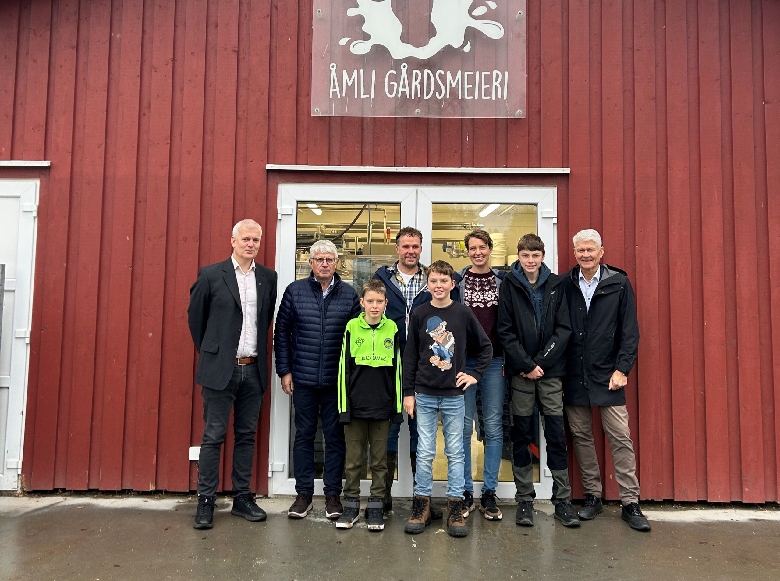 En gård med mange folk