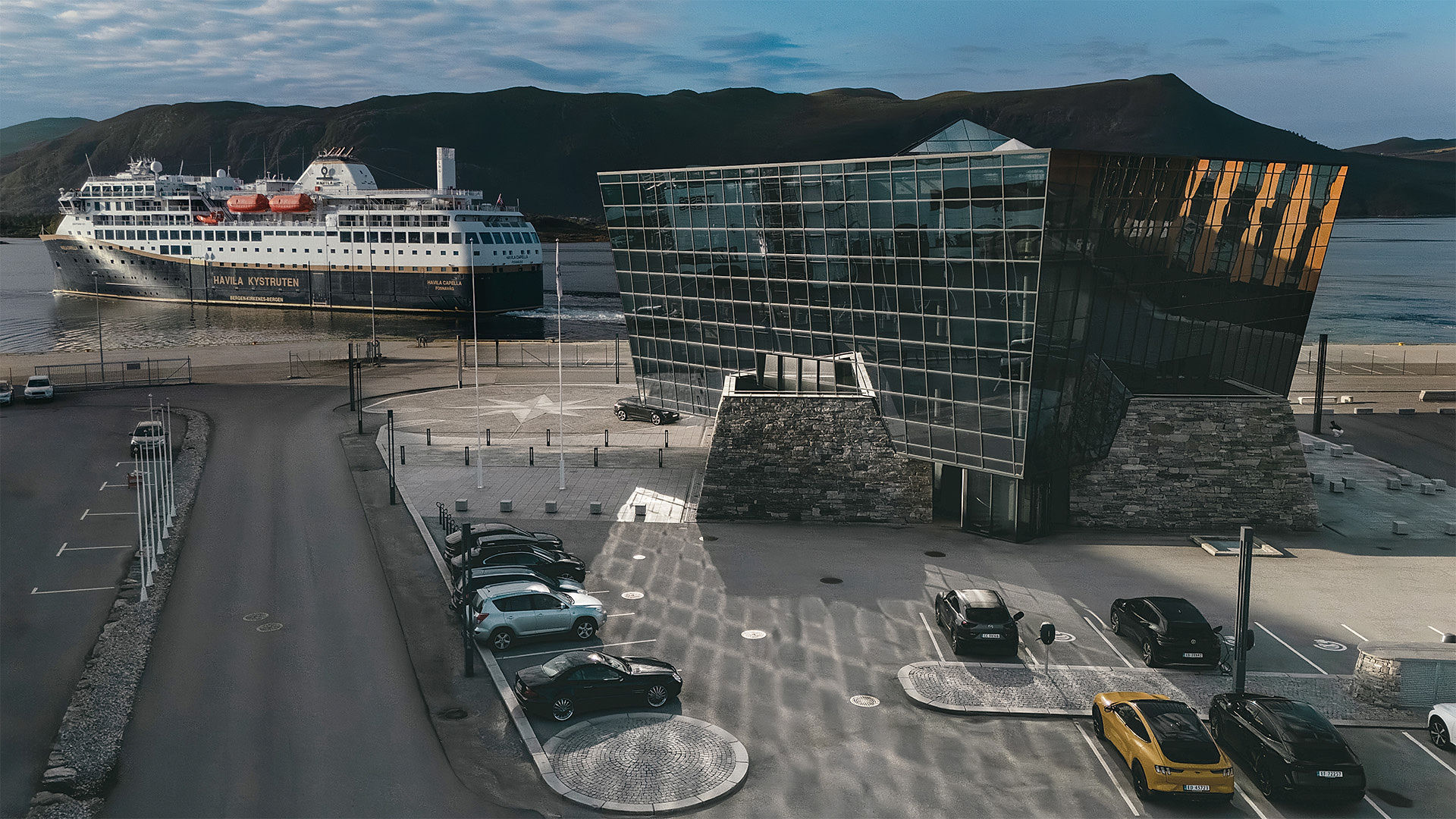 En båt som ligger til kai