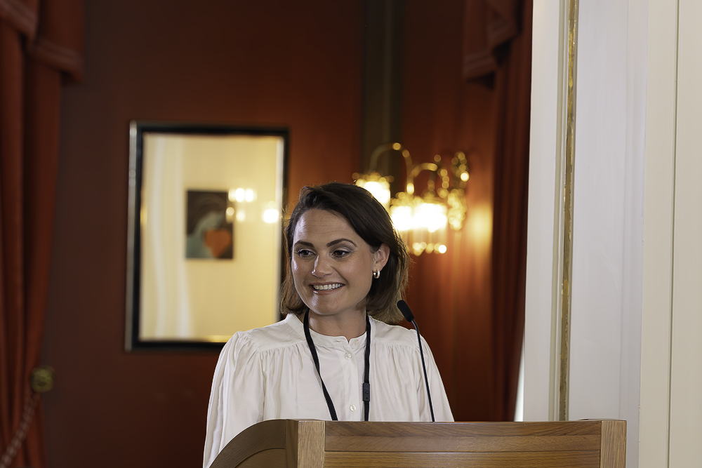 En kvinne som snakker