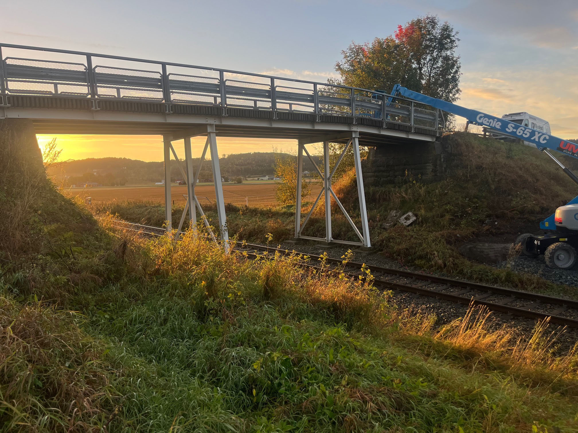 En bro som skal bygges opp