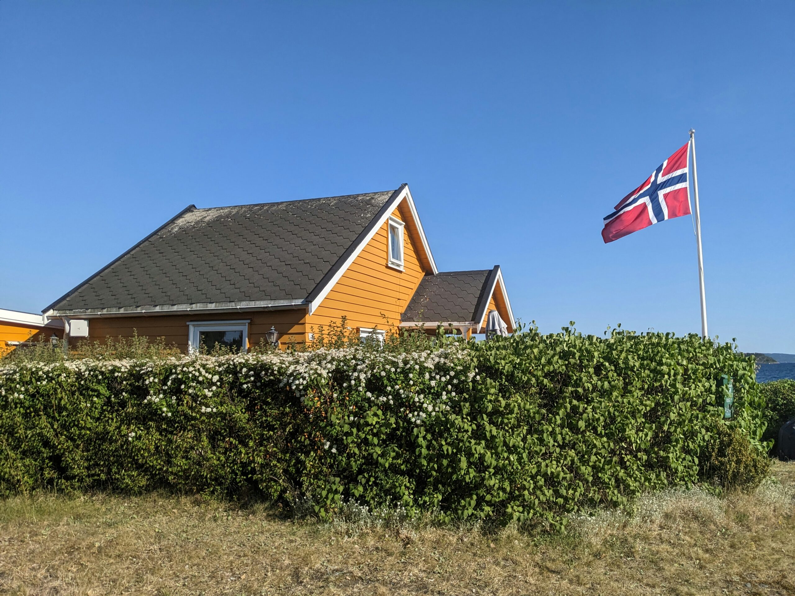 Et hus med et norsk flagg
