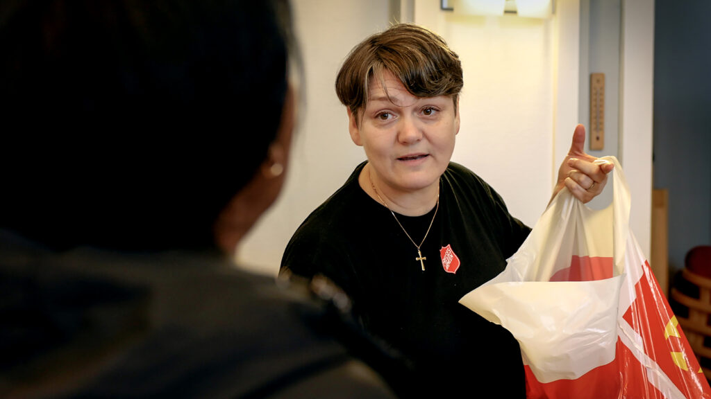 En kvinne som deler ut mat