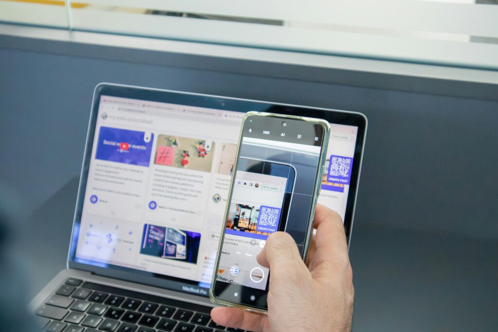 En mobil og en datamaskin